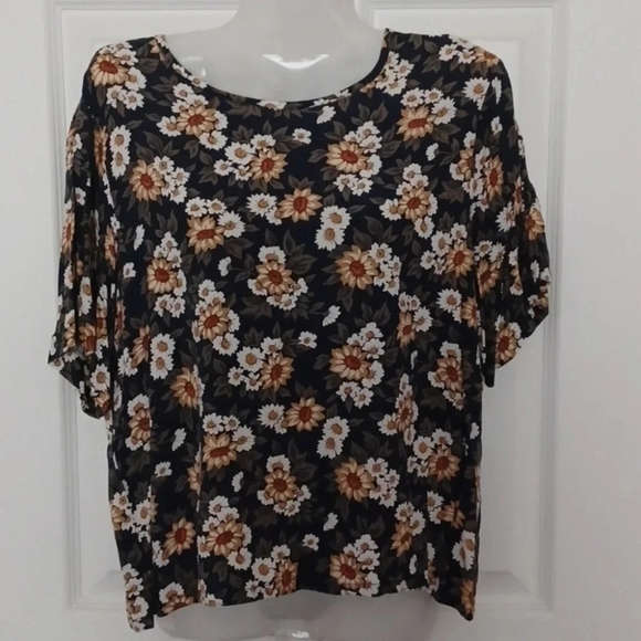 💙🏍cute floral top - Picture 7 of 7